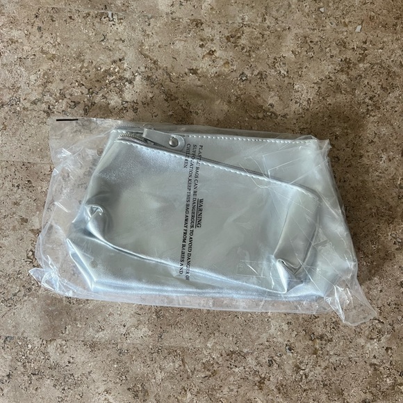 LAST 3 HOURS!! NWT Matching Silver Makeup Travel Bags From Macys - Picture 2 of 5